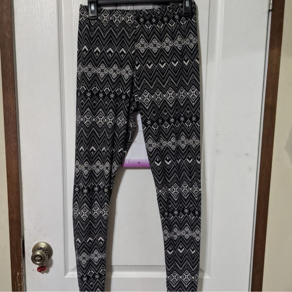 SALE Rue21 Geometric Chevron Zig Zag Pattern Black White Leggings Large/XL